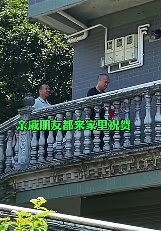 潘展乐豪华祖宅曝光整整5层恢弘大气真皮沙发、大幅壁画抢镜(图7)